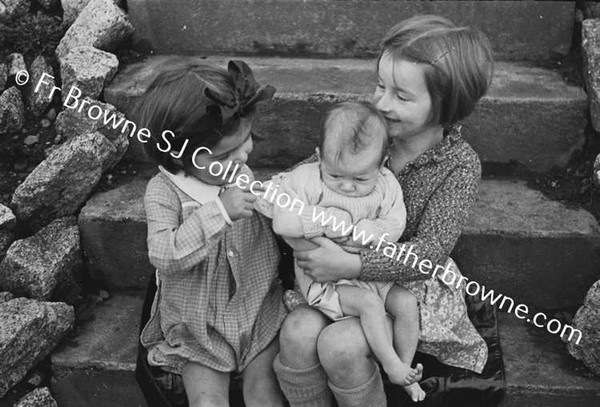 NORMAN WHITE WITH MRS HELEN & MARGARET & GRANIA IN BASKET